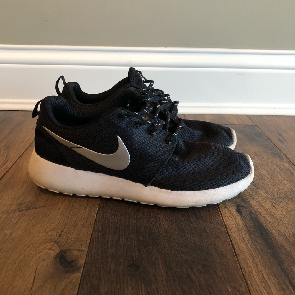 Black Nike Roshe